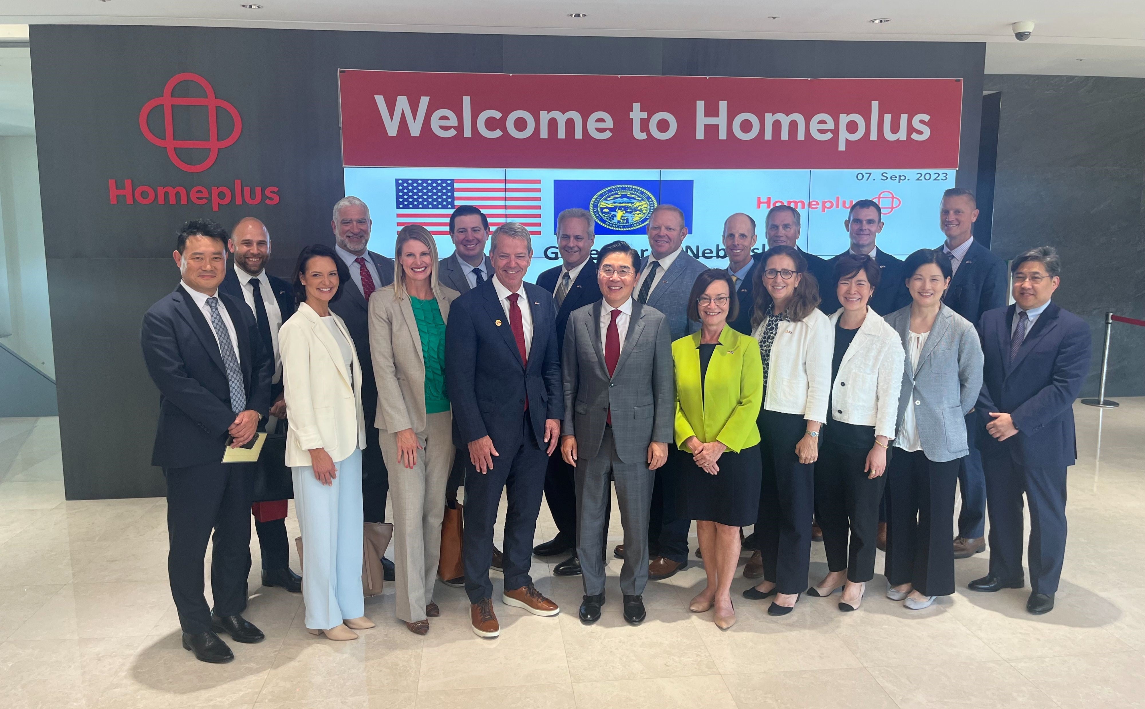 Delegation visits Homeplus,, a discount retail chain