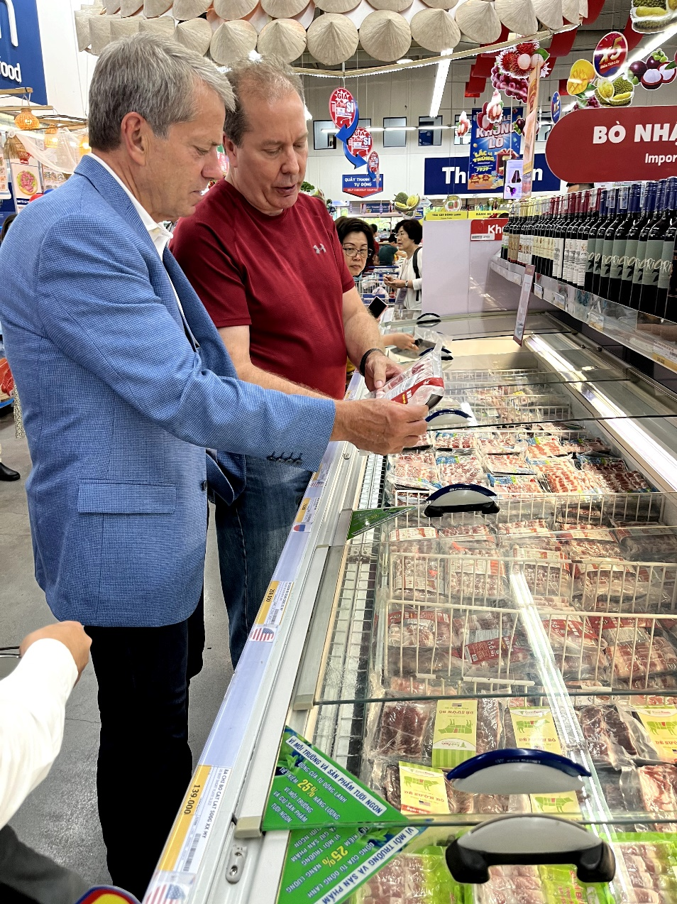 Governor Jim Pillen visits the MM Mega Market